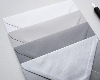 Ezüst színű díszboríték fényes papírból, i8 - 13,3 x 18,4 cm.-Boríték-i8 - 13.3 x 18.4 cm -boríték, ezust, szürke boríték - plicuri colorate - plicuri speciale -Erdélyi Esküvői Meghívók