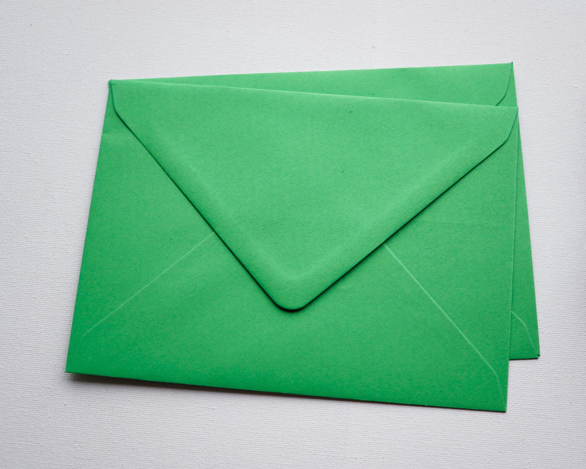 Zöld díszboríték i8 - 13,3 x 18,4 cm.-Boríték-i8 - 13.3 x 18.4 cm -boríték, zöld boríték - plicuri colorate - plicuri speciale -Erdélyi Esküvői Meghívók