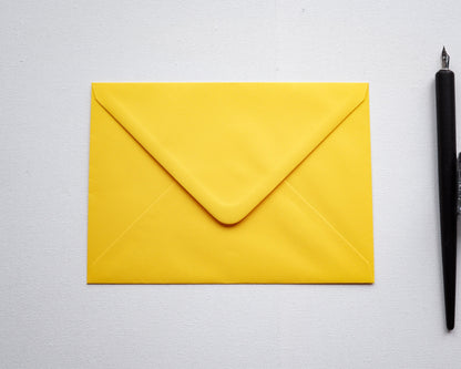 Napsárga díszboríték i8 - 13,3 x 18,4 cm.-Boríték-i8 - 13.3 x 18.4 cm -boríték, sárga boríték - plicuri colorate - plicuri speciale -Erdélyi Esküvői Meghívók