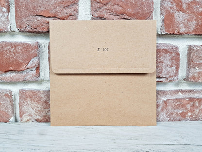 Z107 - 16 x 16 cm - utolsó 30 db-Boríték-16 x 16 cm -barna, boríték, kraft boríték - plicuri colorate - plicuri speciale -Erdélyi Esküvői Meghívók